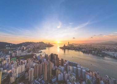 Hong Kong 'da Victoria Limanı ile bir panorama. Eylül 12024.