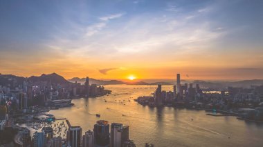 Hong Kong 'da Victoria Limanı ile bir panorama. Eylül 12024.