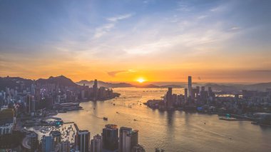 Hong Kong 'da Victoria Limanı ile bir panorama. Eylül 12024.