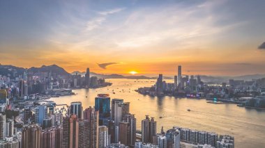 Hong Kong 'da Victoria Limanı ile bir panorama. Eylül 12024.