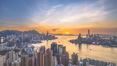 Hong Kong 'da Victoria Limanı ile bir panorama. Eylül 12024.