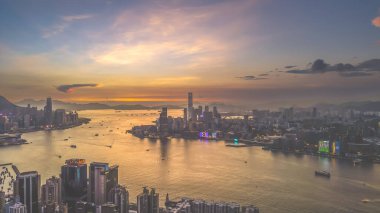 Hong Kong 'da Victoria Limanı ile bir panorama. Eylül 12024.