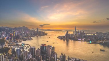 Hong Kong 'da Victoria Limanı ile bir panorama. Eylül 12024.