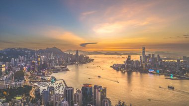 Hong Kong 'da Victoria Limanı ile bir panorama. Eylül 12024.