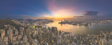 Hong Kong 'da Victoria Limanı ile bir panorama. Eylül 12024.