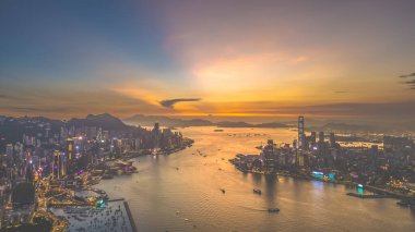 Hong Kong 'da Victoria Limanı ile bir panorama. Eylül 12024.