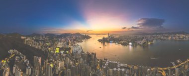 Hong Kong 'da Victoria Limanı ile bir panorama. Eylül 12024.