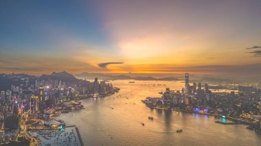 Hong Kong 'da Victoria Limanı ile bir panorama. Eylül 12024.