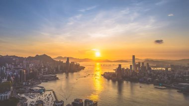 Hong Kong 'da Victoria Limanı ile bir panorama. Eylül 12024.