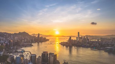 Hong Kong 'da Victoria Limanı ile bir panorama. Eylül 12024.