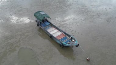 Honk Kong - 31 Ağustos 2024: Peaceful Lau Fau San 'ın balıkçı teknesiyle hava manzarası