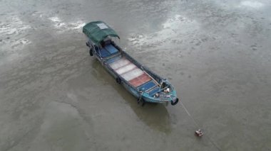 Honk Kong - 31 Ağustos 2024: Peaceful Lau Fau San 'ın balıkçı teknesiyle hava manzarası