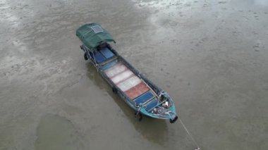 Honk Kong - 31 Ağustos 2024: Peaceful Lau Fau San 'ın balıkçı teknesiyle hava manzarası