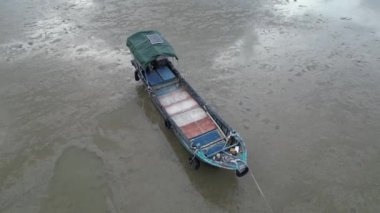 Honk Kong - 31 Ağustos 2024: Peaceful Lau Fau San 'ın balıkçı teknesiyle hava manzarası