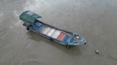 Honk Kong - 31 Ağustos 2024: Peaceful Lau Fau San 'ın balıkçı teknesiyle hava manzarası