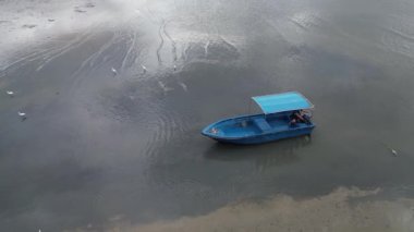 Honk Kong - 31 Ağustos 2024: Peaceful Lau Fau San 'ın balıkçı teknesiyle hava manzarası