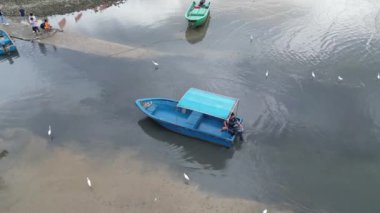 Honk Kong - 31 Ağustos 2024: Peaceful Lau Fau San 'ın balıkçı teknesiyle hava manzarası
