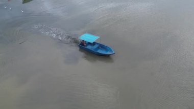 Honk Kong - 31 Ağustos 2024: Peaceful Lau Fau San 'ın balıkçı teknesiyle hava manzarası