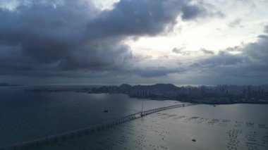 Honk Kong - 31 Ağustos 2024: Shenzhen Körfezi köprüsü Shenzhen 'i Hong Kong' a bağlıyor