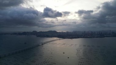 Honk Kong - 31 Ağustos 2024: Shenzhen Körfezi köprüsü Shenzhen 'i Hong Kong' a bağlıyor