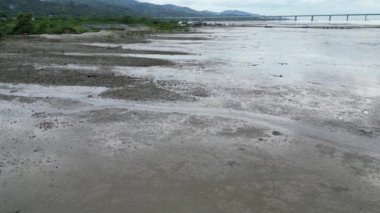 Pürüzsüz çamur. Nehirdeki inanılmaz doğal şekillerin havadan görünüşü.