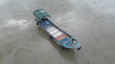 Honk Kong - 31 Ağustos 2024: Peaceful Lau Fau San 'ın balıkçı teknesiyle hava manzarası