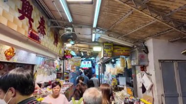 Honk Kong - 31 Ağustos 2024 Lau Fau Shan 'ın kalabalık sokağı. 