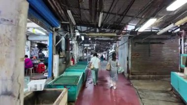 Honk Kong - 31 Ağustos 2024 Lau Fau Shan 'ın kalabalık sokağı. 