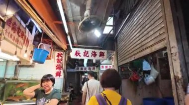 Honk Kong - 31 Ağustos 2024 Lau Fau Shan 'ın kalabalık sokağı. 