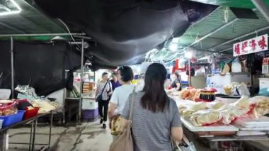 Honk Kong - 31 Ağustos 2024 Lau Fau Shan 'ın kalabalık sokağı. 