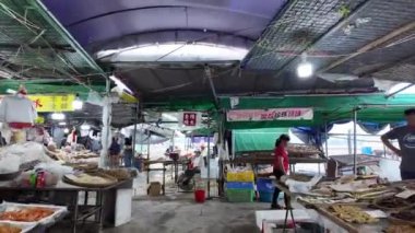 Honk Kong - 31 Ağustos 2024 Lau Fau Shan 'ın kalabalık sokağı. 