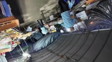 Honk Kong - 31 Ağustos 2024 Lau Fau Shan 'ın kalabalık sokağı. 