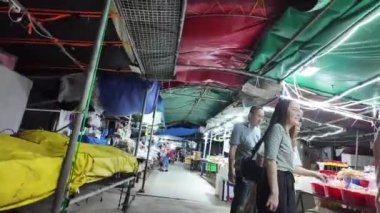 Honk Kong - 31 Ağustos 2024 Lau Fau Shan 'ın kalabalık sokağı. 