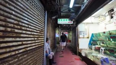 Honk Kong - 31 Ağustos 2024 Lau Fau Shan 'ın kalabalık sokağı. 