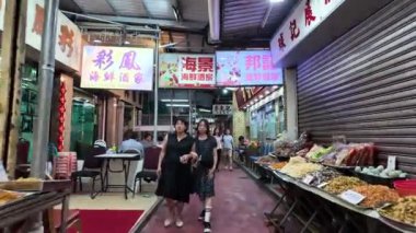 Honk Kong - 31 Ağustos 2024 Lau Fau Shan 'ın kalabalık sokağı. 