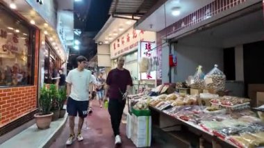 Honk Kong - 31 Ağustos 2024 Lau Fau Shan 'ın kalabalık sokağı. 