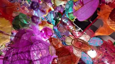 Honk Kong - 31 Ağustos 2024: Kalabalık Tai Kiu pazarında kağıt fenerler