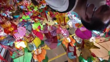 Honk Kong - 31 Ağustos 2024: Kalabalık Tai Kiu pazarında kağıt fenerler