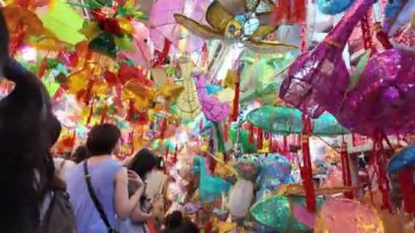 Honk Kong - 31 Ağustos 2024: Kalabalık Tai Kiu pazarında kağıt fenerler