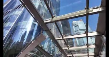 Hong Kong - 24 Ağustos 2024: Mavi gökyüzüne karşı camdan gökdelenleri olan modern ticaret bölgesi.