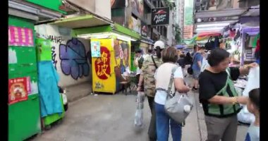 Hong Kong - 24 Ağustos 2024: Hong Kong sokaklarında ve pazarlarda alışveriş yapan turistler