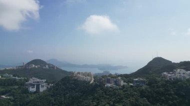 Hong Kong - 24 Ağustos 2024: Evler ve gökdelenler Victoria Tepesi, Hong Kong