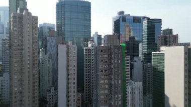 Hong Kong - 24 Ağustos 2024: Wan Chai 'deki gökdelenlerin hava görüntüsü