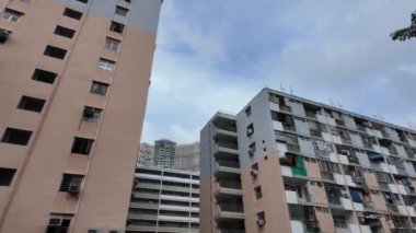 Hong Kong - 7 Eylül 2024: Nüfuslu Asya metropolünün konutları, Hong Kong