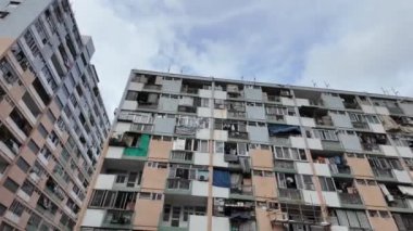 Hong Kong - 7 Eylül 2024: Nüfuslu Asya metropolünün konutları, Hong Kong