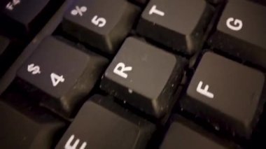 Arka plandaki klavyeyi kapat. Aydınlatılmış karakterli siyah tuşlar 