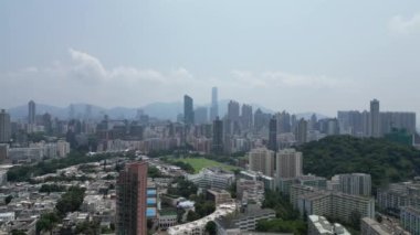 Hong Kong - 29 Ağustos 2024: Kowloon, HK 'da Orta Kowloon şehri gündüz manzarası
