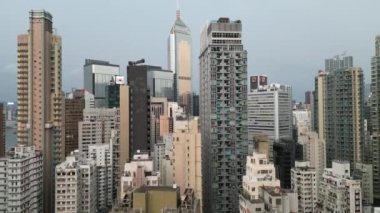 Hong Kong - 13 Eylül 2024: Wan Chai, Hong Kong 'daki modern apartmanlar