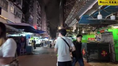 Hong Kong - 30 Ağustos 2024: Iconic Apliu Street Market, HK, Sham Shui Po