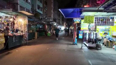 Hong Kong - 30 Ağustos 2024: Iconic Apliu Street Market, HK, Sham Shui Po